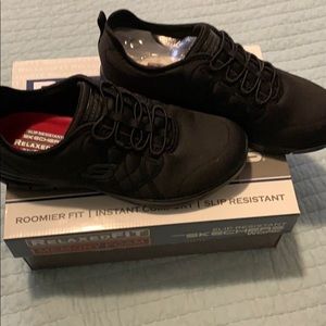 NWT sketchers tennis shoes